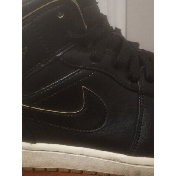 Mens Sz 9.5 Nike Air Jordan 1 Mid Retro \